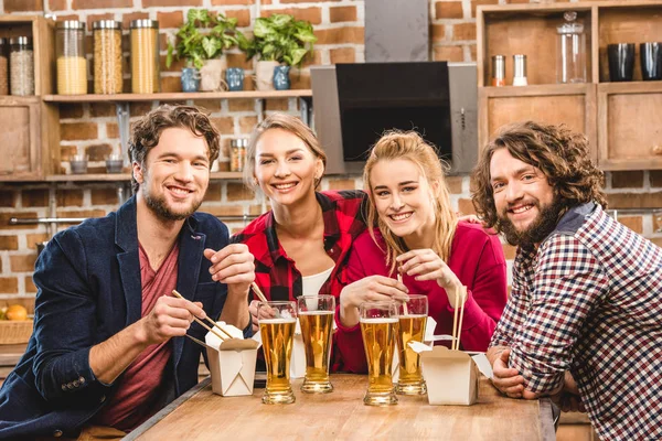 Amigos comiendo fideos - foto de stock