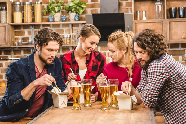 Friends eating noodles — Stock Photo