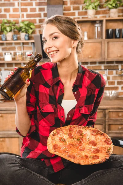 Donna con birra e pizza — Foto stock