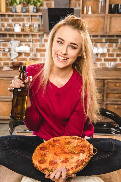 Mulher com cerveja e pizza — Fotografia de Stock