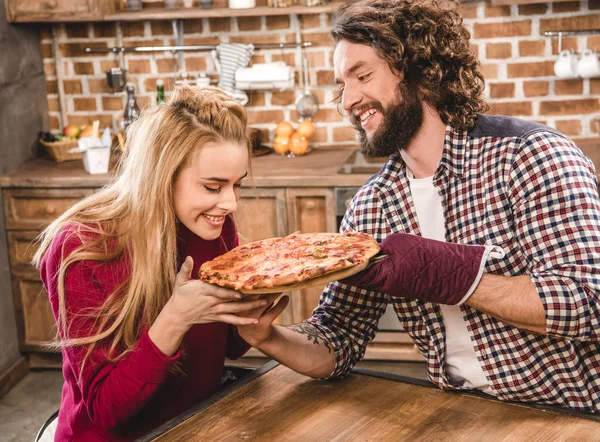 Jovem casal juntos na cozinha — Fotografia de Stock