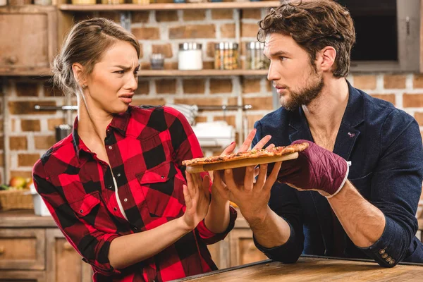 Pareja joven juntos en la cocina - foto de stock
