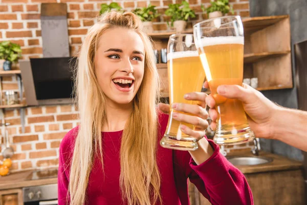 Femme toasting avec de la bière — Photo de stock