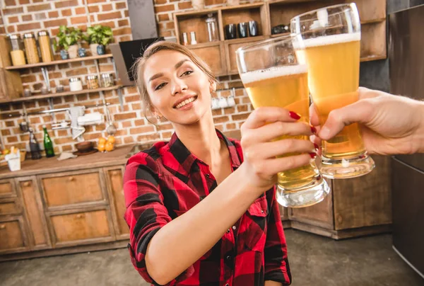 Frau stößt mit Bier an — Stockfoto