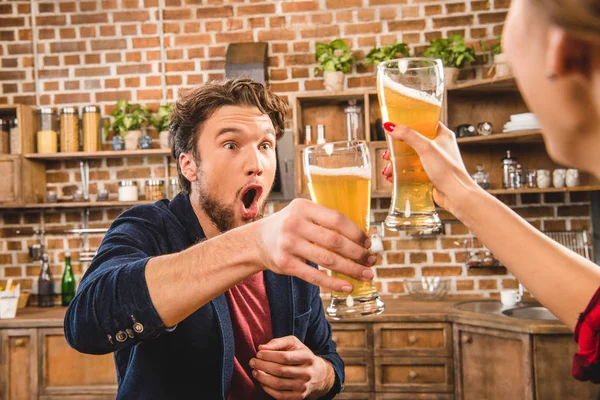 Mann stößt mit Bier an — Stockfoto