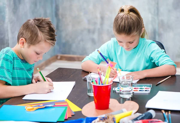 Lindos niños dibujo - foto de stock