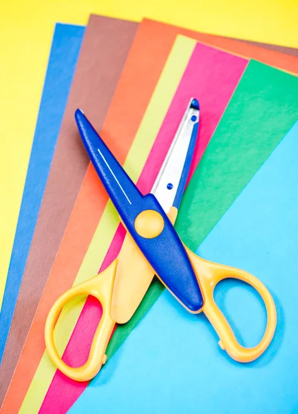 Ножиці на барвистому папері — стокове фото