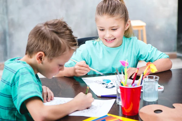 Lindos niños dibujo - foto de stock