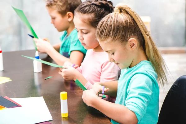 Crianças em idade escolar fazendo applique — Fotografia de Stock