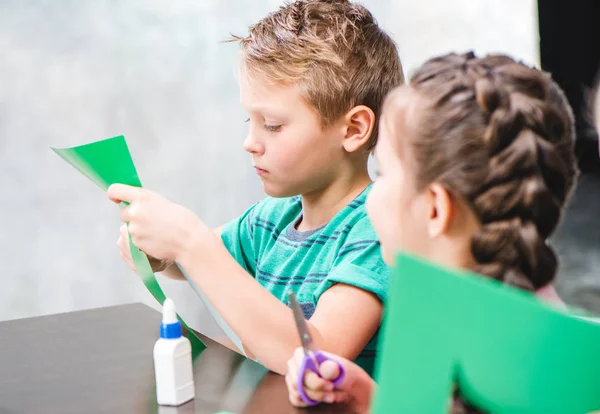 Crianças em idade escolar fazendo applique — Fotografia de Stock