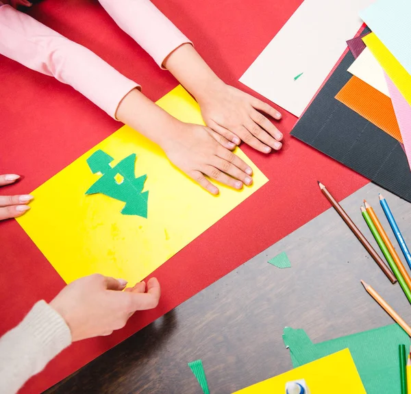 Crianças em idade escolar fazendo applique — Fotografia de Stock