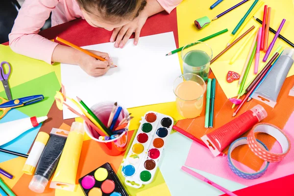 Schoolchild drawing picture — Stock Photo