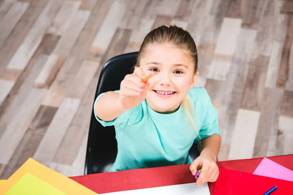 Schulkind zeigt mit Bleistift — Stockfoto