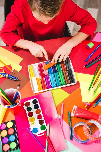 Schulkind schneidet Knetmasse — Stockfoto