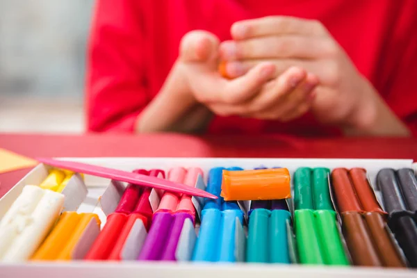 Écolier jouant avec la plasticine — Photo de stock