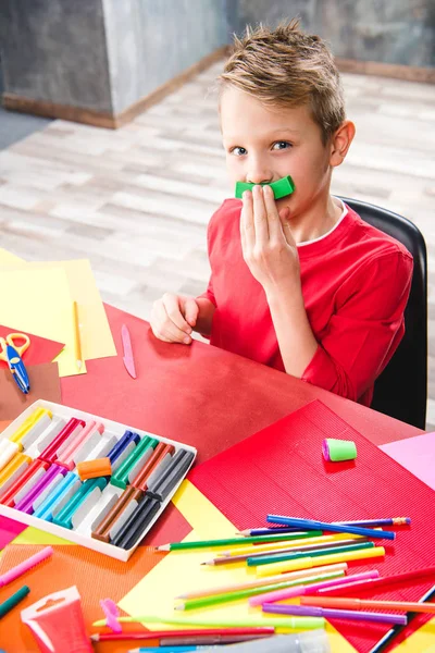 Schulkind spielt mit Knetmasse — Stockfoto