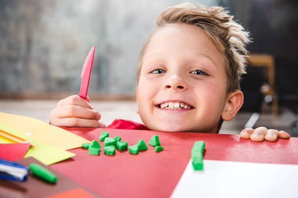 Schulkind schneidet Knetmasse — Stockfoto