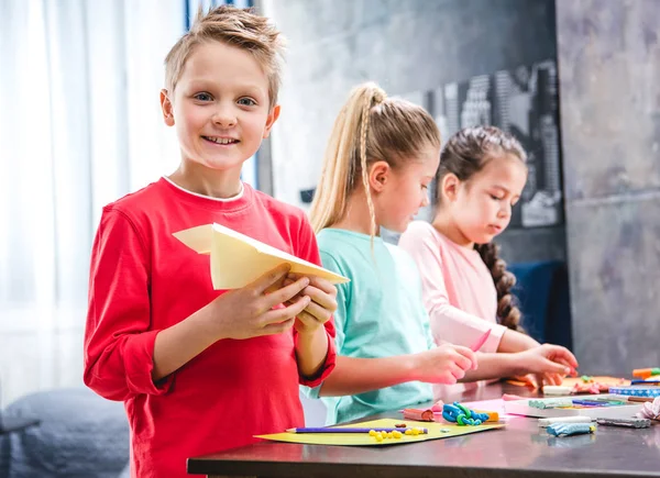 Enfant jouant avec un avion en papier — Photo de stock