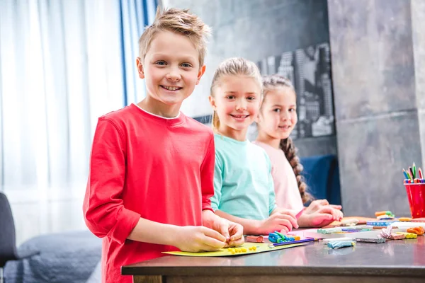 Écoliers jouant avec la plasticine — Photo de stock