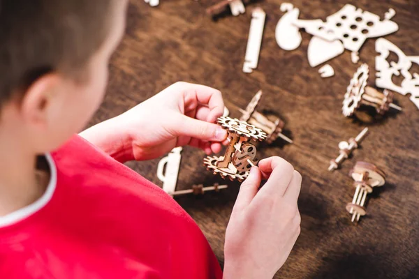 Ragazzo che tiene in mano un giocattolo di legno — Foto stock