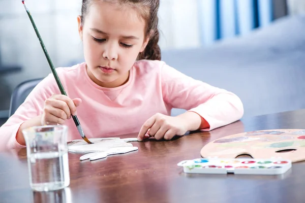 Kind malt Tier auf Papier — Stockfoto