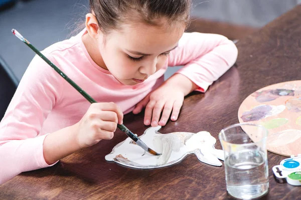 Kind malt Tier auf Papier — Stockfoto