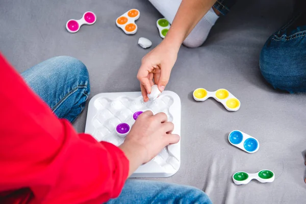 Niños jugando con juguete colorido - foto de stock