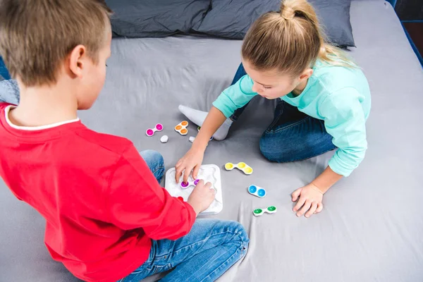 Enfants jouant avec un jouet coloré — Photo de stock