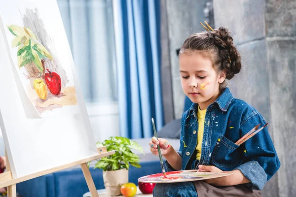 Little artist painting — Stock Photo