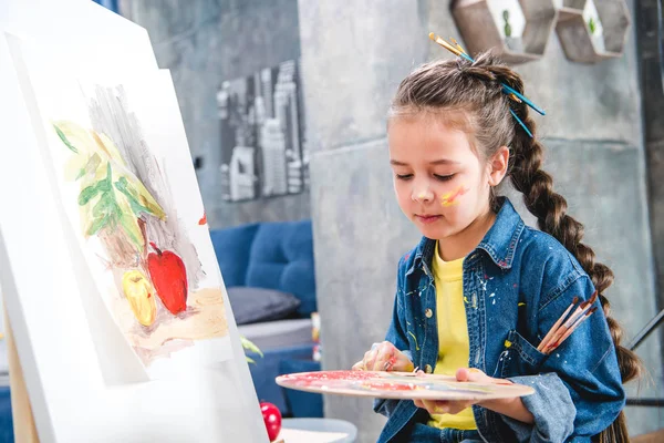 Little artist painting — Stock Photo