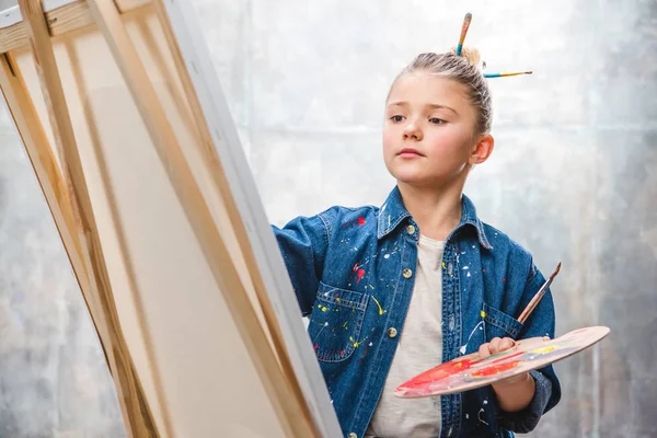 Little artist painting — Stock Photo