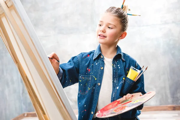 Little artist painting — Stock Photo