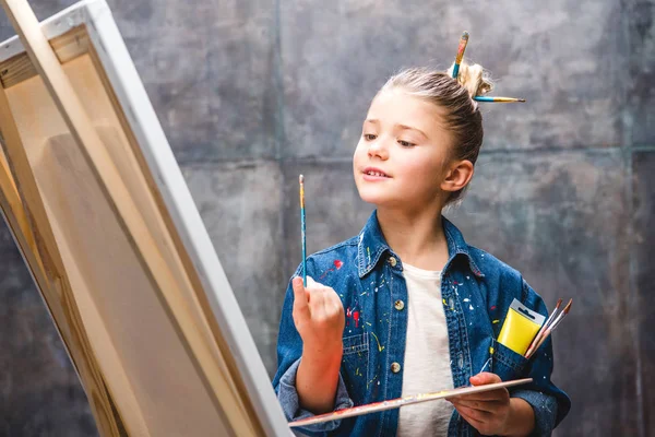 Little artist painting — Stock Photo