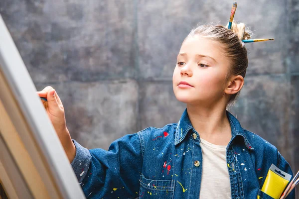 Little artist painting — Stock Photo