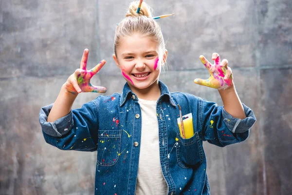 Schulmädchen Künstlerin mit gemaltem Gesicht — Stockfoto