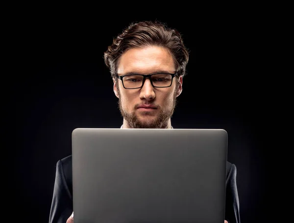 Uomo d'affari che utilizza laptop — Foto stock