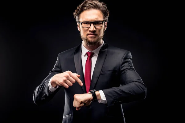Бізнесмен вказує на наручний годинник — стокове фото
