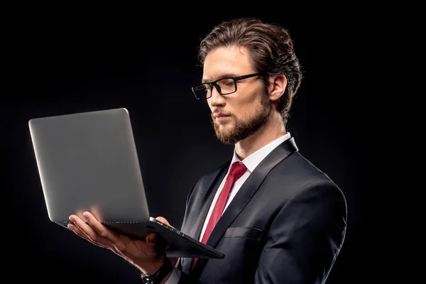 Uomo d'affari che utilizza laptop — Foto stock