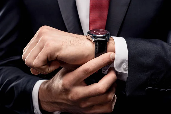 Hombre de negocios comprobar reloj de pulsera - foto de stock