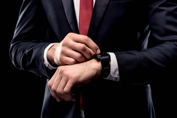 Empresário verificando smartwatch — Fotografia de Stock