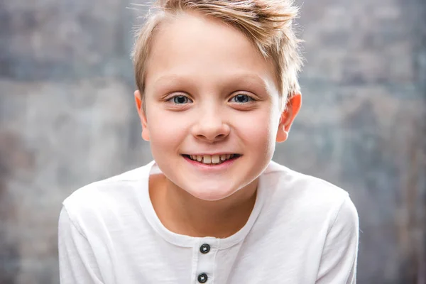 Lindo retrato de niño - foto de stock