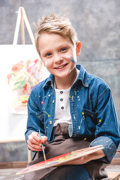 Маленький художник живопис — стокове фото