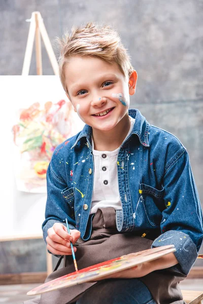 Little artist painting — Stock Photo