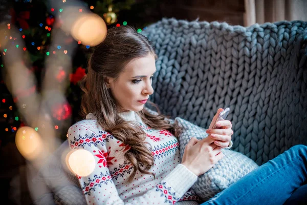 Bella donna utilizzando smartphone — Foto stock