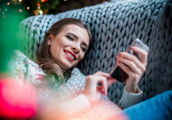 Bella donna utilizzando smartphone — Foto stock