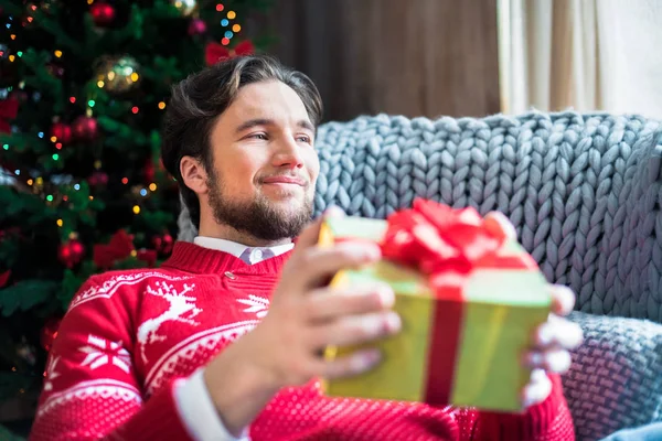 Homme tenant cadeau de Noël — Photo de stock