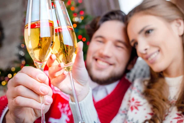 Casal brinde com taças de champanhe — Fotografia de Stock