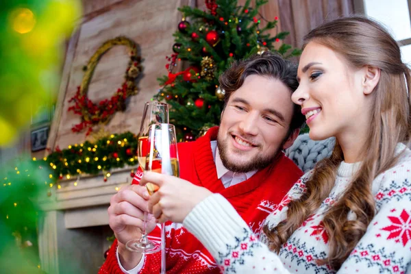 Coppia brindisi con bicchieri di champagne — Foto stock