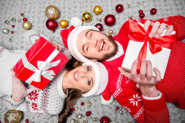 Feliz pareja con cajas de regalo - foto de stock