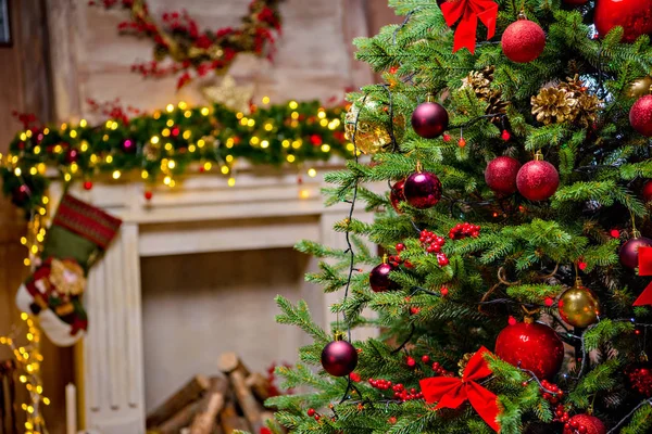 Árbol de Navidad decorado - foto de stock